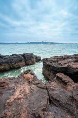 Kıyıdaki volkanik kayalar ve resifler
