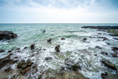 Kıyıdaki volkanik kayalar ve resifler