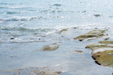 Denizde dalgalar ve kayalar