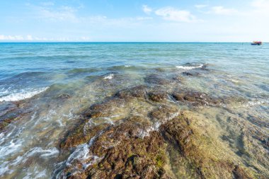 Denizde dalgalar ve kayalar