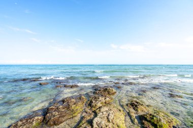 Denizde dalgalar ve kayalar