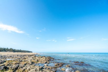 Denizde dalgalar ve kayalar