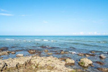 Denizde dalgalar ve kayalar