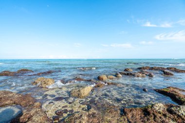 Denizde dalgalar ve kayalar