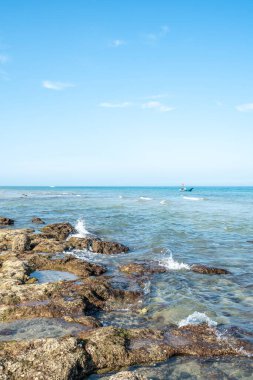 Denizde dalgalar ve kayalar