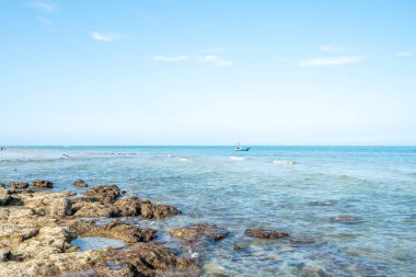 Denizde dalgalar ve kayalar