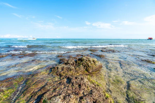 Denizde dalgalar ve kayalar