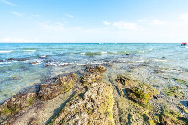 Denizde dalgalar ve kayalar