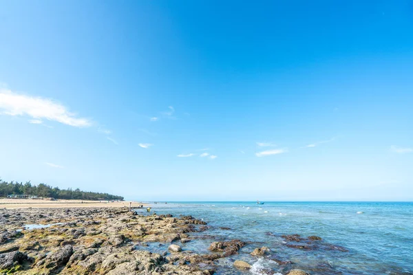 Denizde dalgalar ve kayalar