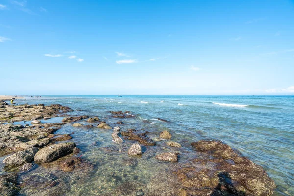 Denizde dalgalar ve kayalar