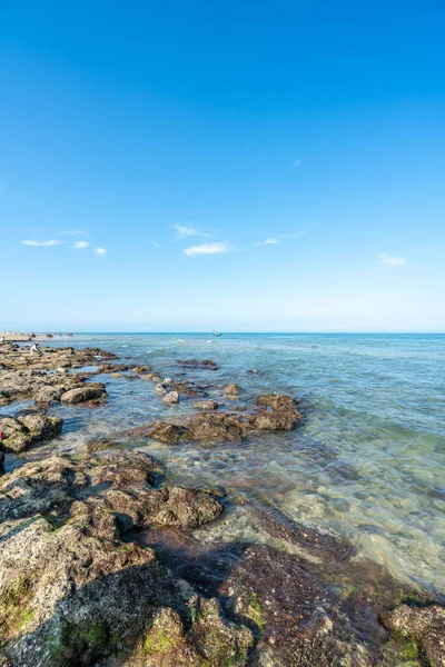 Denizde dalgalar ve kayalar