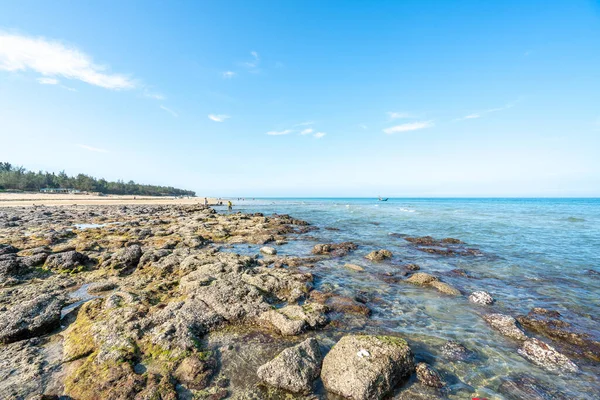 Denizde dalgalar ve kayalar