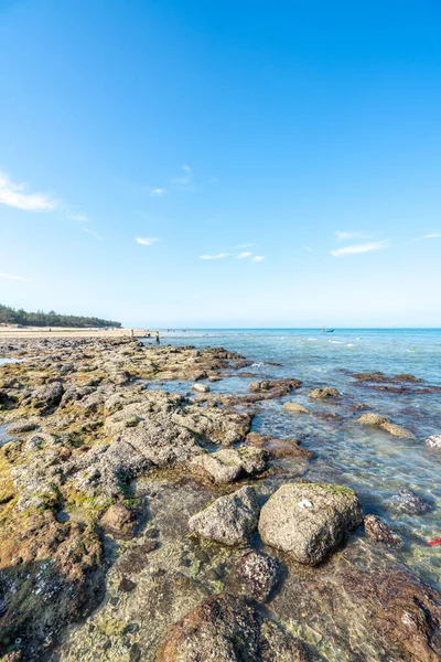 Denizde dalgalar ve kayalar