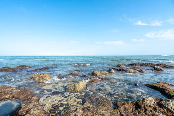 Denizde dalgalar ve kayalar