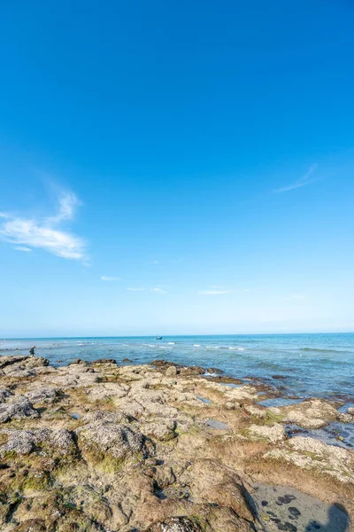 Denizde dalgalar ve kayalar