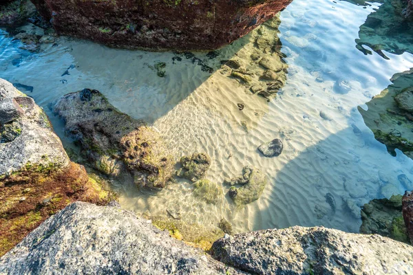 Волны Скалы Моря — стоковое фото