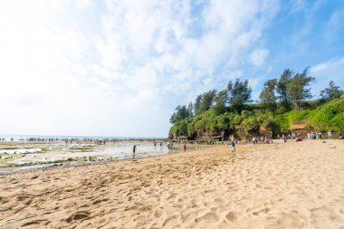 Mavi gökyüzünün altındaki kumsal