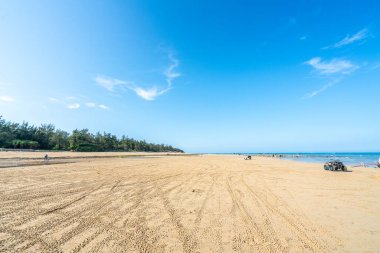 Mavi gökyüzünün altındaki kumsal