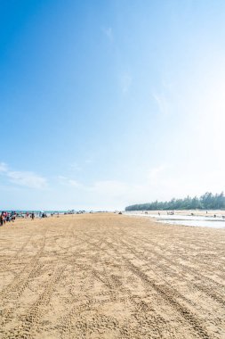 Mavi gökyüzünün altındaki kumsal