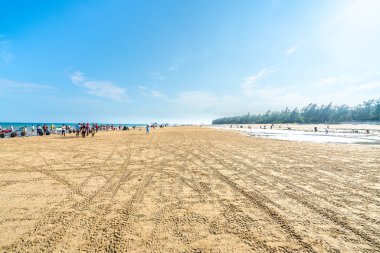 Mavi gökyüzünün altındaki kumsal