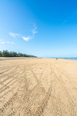 Mavi gökyüzünün altındaki kumsal