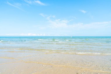 Mavi gökyüzünün altındaki kumsal