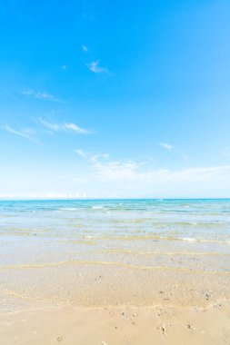 Mavi gökyüzünün altındaki kumsal