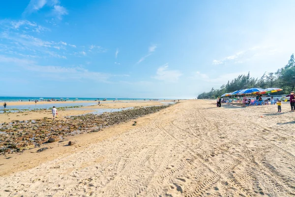 Der Strand Unter Blauem Himmel — Stockfoto