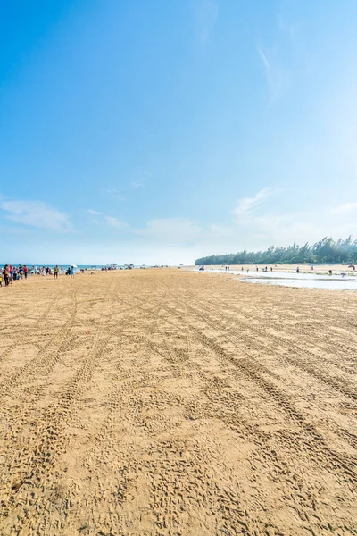 Mavi gökyüzünün altındaki kumsal