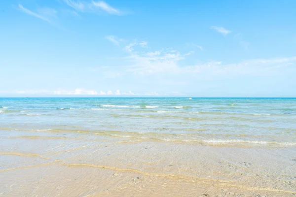 Mavi gökyüzünün altındaki kumsal