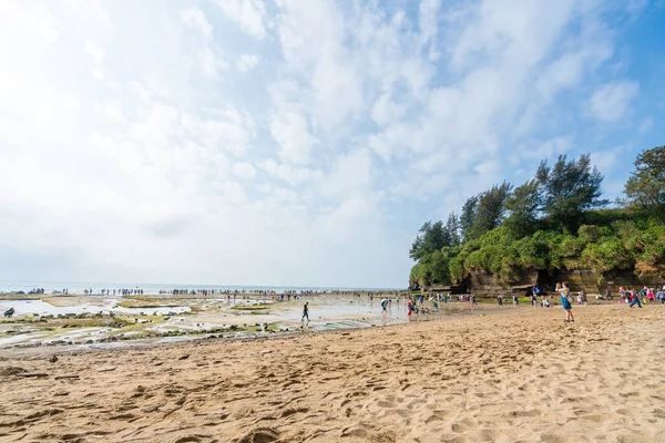 Mavi gökyüzünün altındaki kumsal