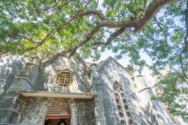 Mavi gökyüzünün altındaki Katolik Kilisesi