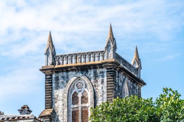 Mavi gökyüzünün altındaki Katolik Kilisesi