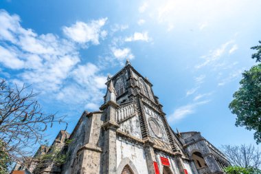 Mavi gökyüzünün altındaki Katolik Kilisesi