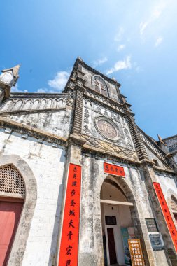 Mavi gökyüzünün altındaki Katolik Kilisesi