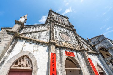 Mavi gökyüzünün altındaki Katolik Kilisesi