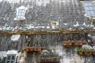Eski Çin binalarının pencere ve çiçek standları