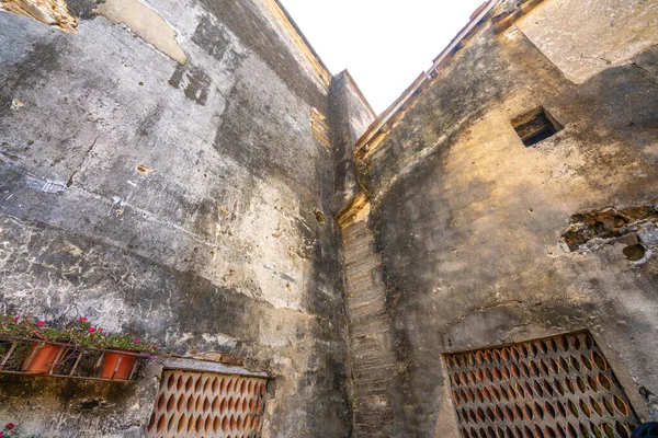 Eski Çin binalarının pencere ve çiçek standları