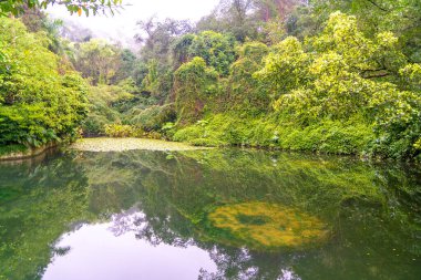 Dağlarda göller ve göllerdeki binalar.