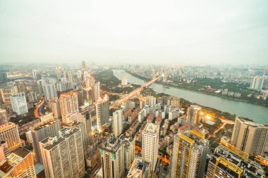 Çin 'in Guangxi Eyaleti Nanning' in hareketli şehir gece manzarası.