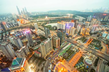 Çin 'in Guangxi Eyaleti Nanning' in hareketli şehir gece manzarası.