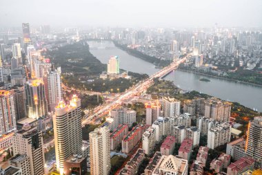 Çin 'in Guangxi Eyaleti Nanning' in hareketli şehir gece manzarası.