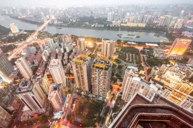 Çin 'in Guangxi Eyaleti Nanning' in hareketli şehir gece manzarası.