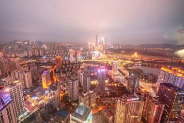 Çin 'in Guangxi Eyaleti Nanning' in hareketli şehir gece manzarası.