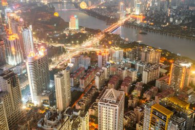 Çin 'in Guangxi Eyaleti Nanning' in hareketli şehir gece manzarası.