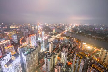 Çin 'in Guangxi Eyaleti Nanning' in hareketli şehir gece manzarası.