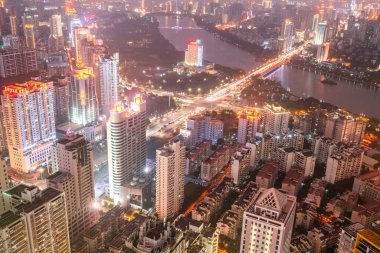 Çin 'in Guangxi Eyaleti Nanning' in hareketli şehir gece manzarası.