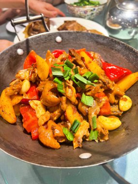 Demir tencere kuru tencere mutfağı yakın plan