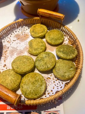 Bambu sepetinde yeşil pirinç topları