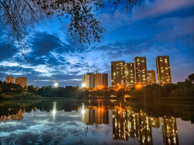 Geleneksel Çin pagoda kulesi mimarisi Xiliu Gölü Parkı Zhengzhou 'da